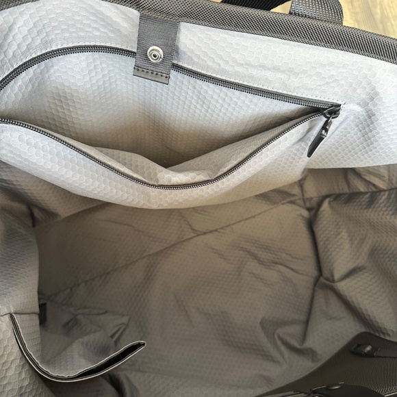 Tumi NWT- 148968-1041/Alpha Bravo Essential Large East West Tote- Black - Picture 7 of 13